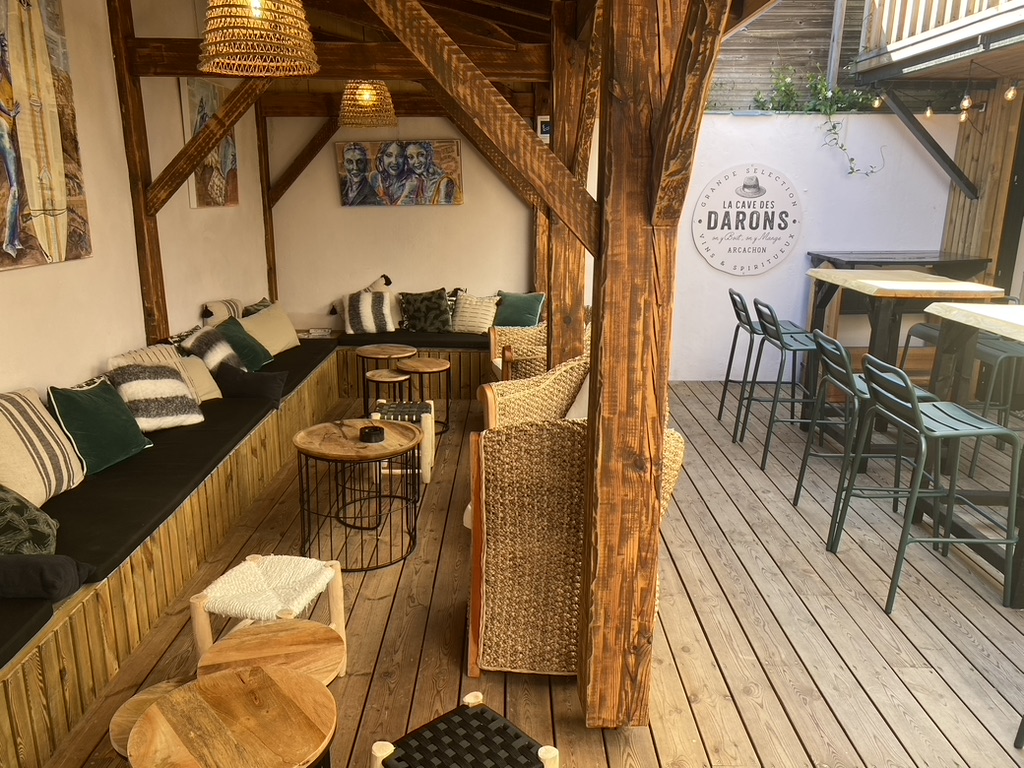 Vue d'ensemble du salon de La Cave des Darons à Arcachon